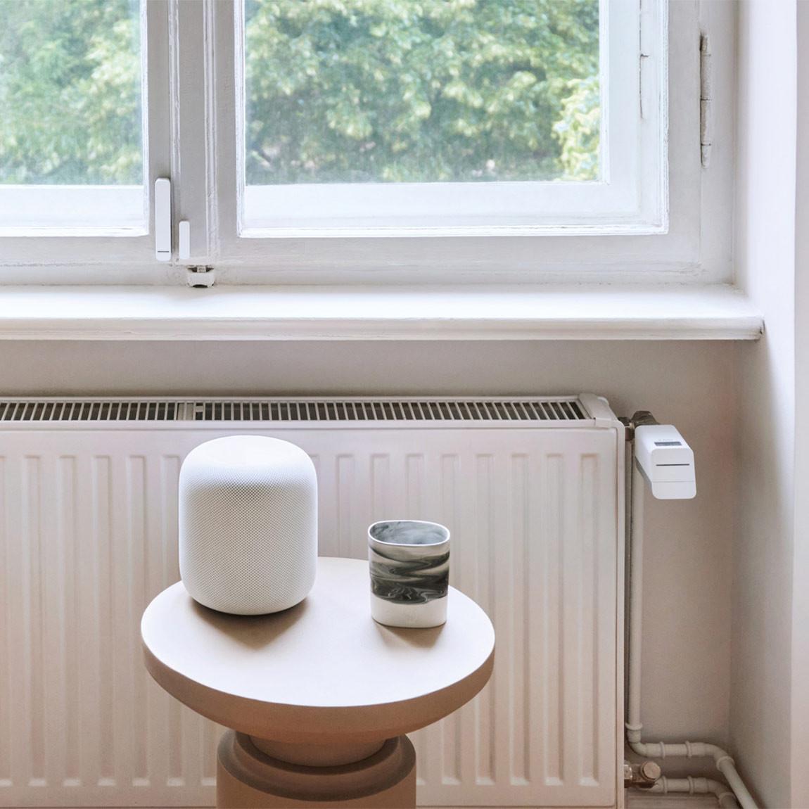 Bosch Smart Home Heizungsthermostat im Wohnzimmer neben Apple HomePod
