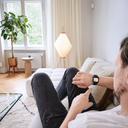 Bosch Smart Home Controller, Heizkörpterthermostat und Tür- & Fensterkontakt im Wohnzimmer bedient von Apple Watch