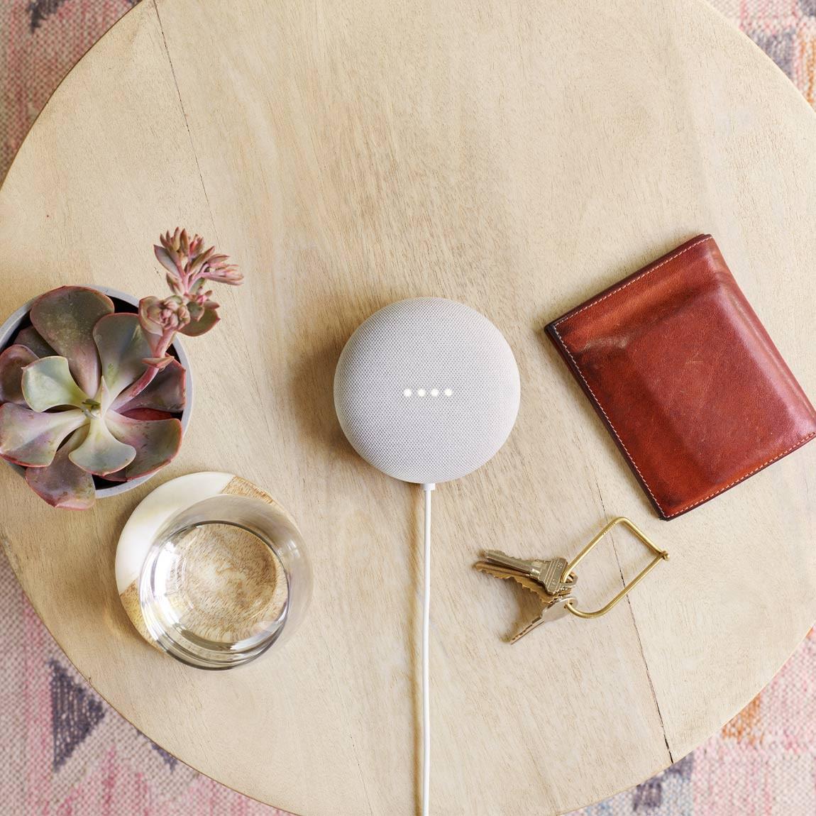 Google Nest Mini - Smarter Lautsprecher mit Sprachsteuerung Kreide auf Tisch