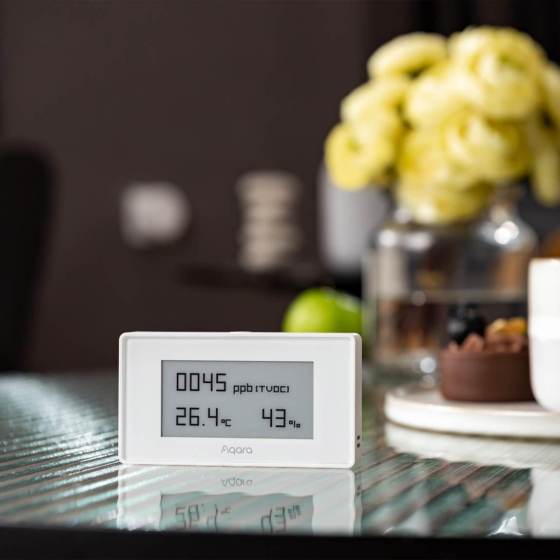 Aqara TVOC Air Quality Monitor - Smarter TVOC Luftqualitätsmonitor_Lifestyle_In Küche vor Blumen