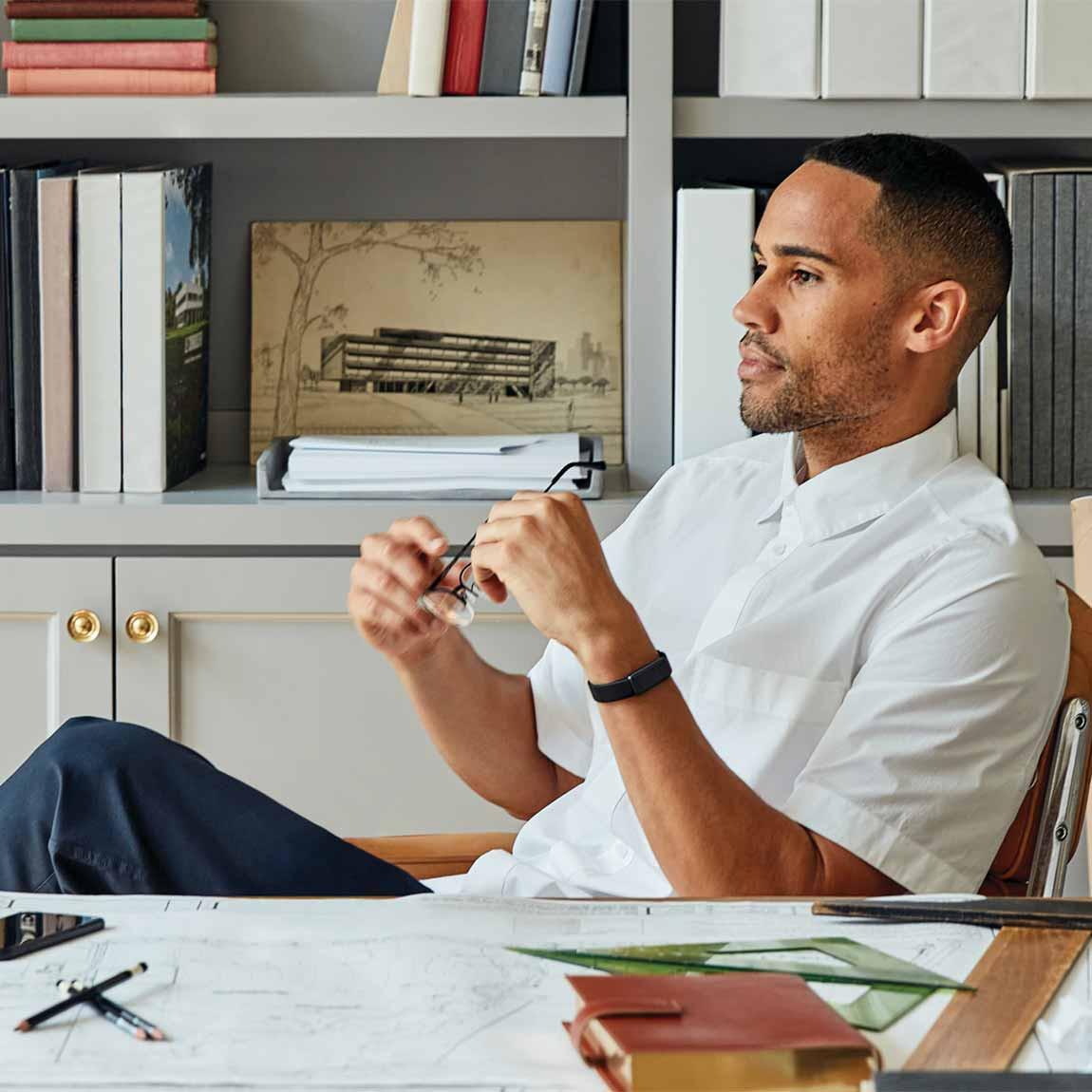 Fitbit Luxe - Tracker für Fitness & Wohlbefinden - schwarz im Büro