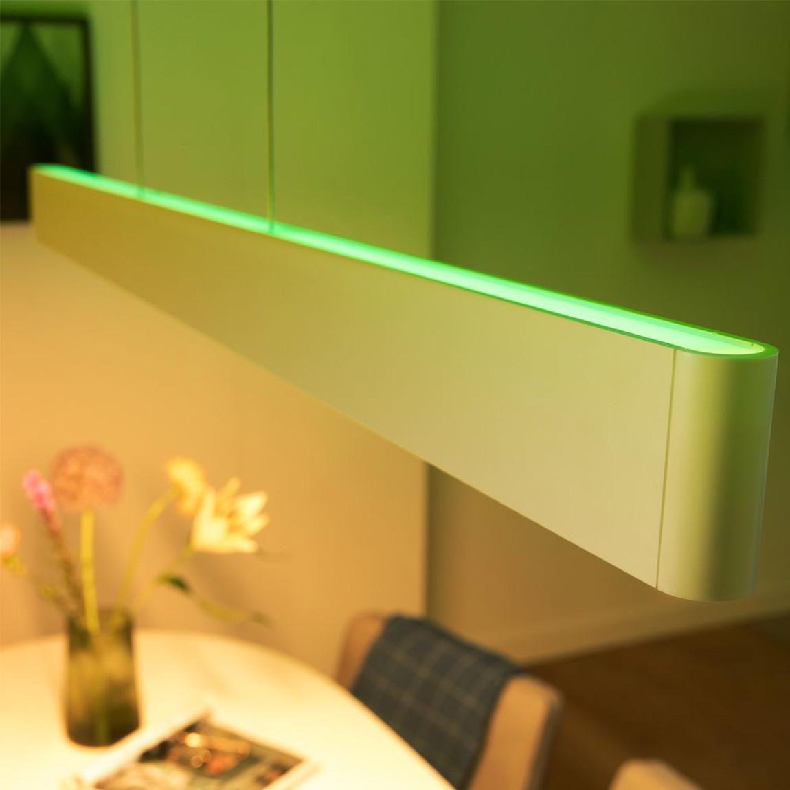 Philips Hue White and Color Ambiance Ensis Bluetooth überm Tisch warmes Licht 