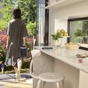 Sonos Move - Tragbarer WLAN- & Bluetooth-Lautsprecher mit AirPlay 2 von Frau zum Garten von Küche getragen 