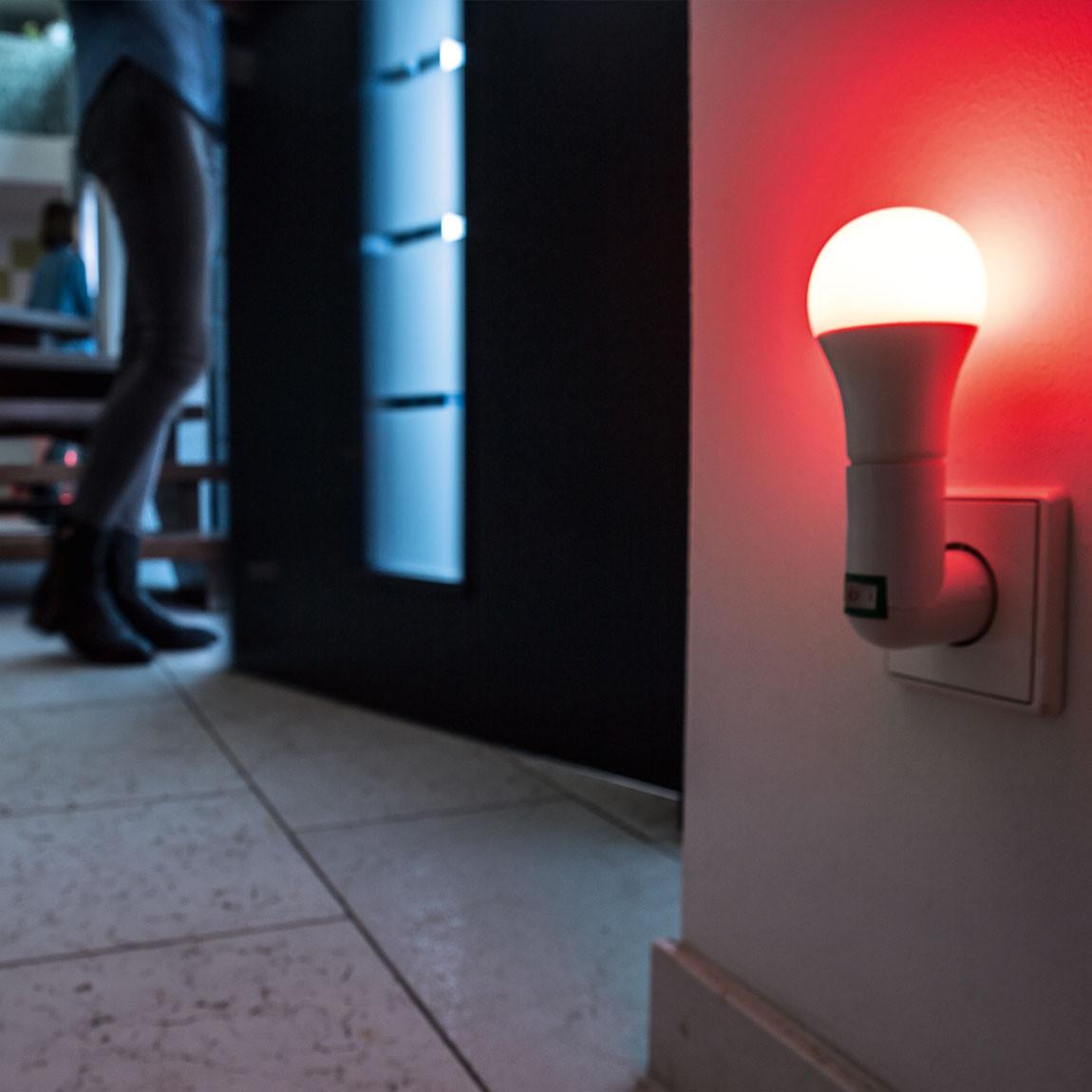 ABUS Z-Wave Sicherheits-Set Schutz vor Brandschäden lifestyle rote Lampe in Steckdose neben Tür