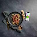Meater Plus - Smartes Fleischthermometer - silber_Lifestyle_Steakteller mit App