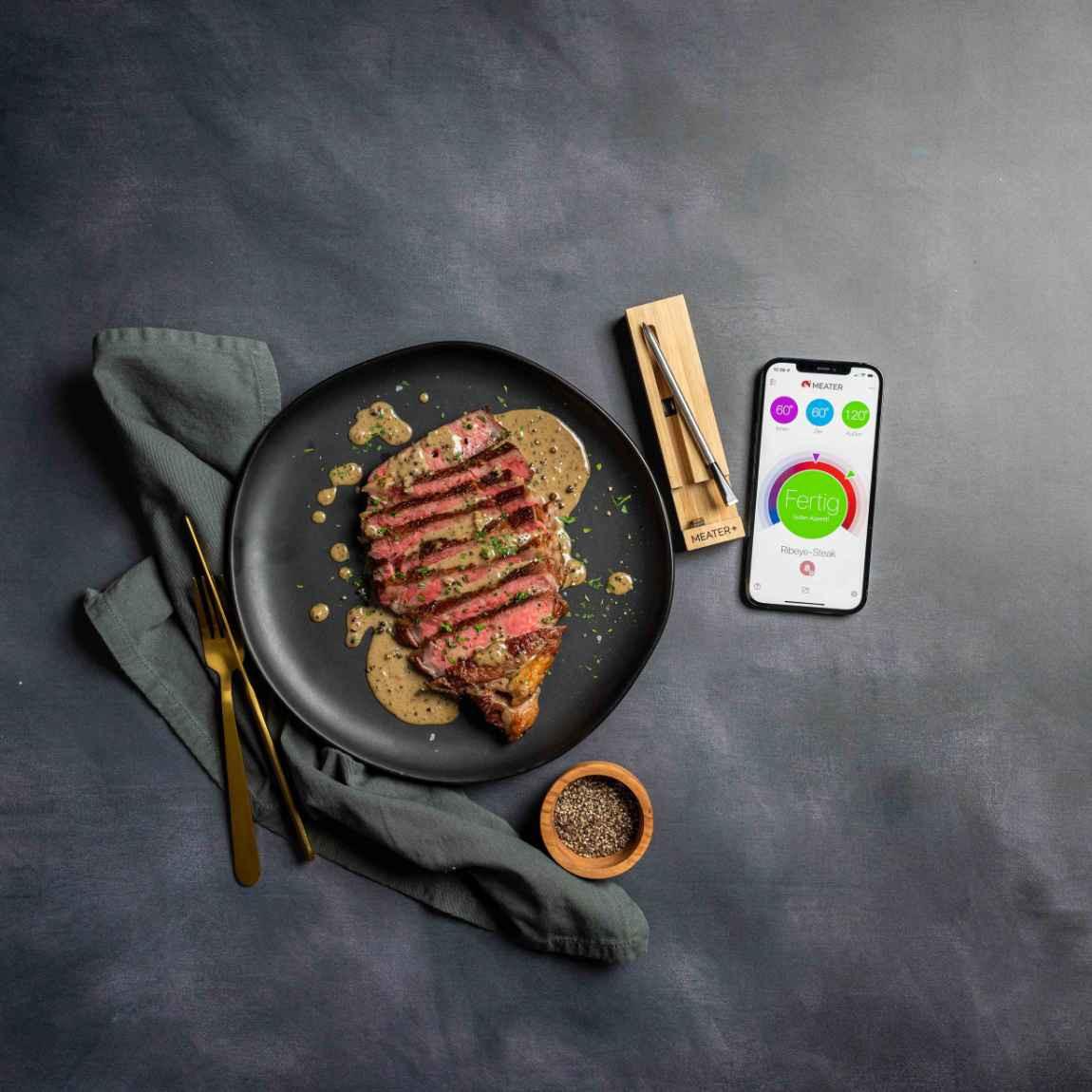 Meater Plus - Smartes Fleischthermometer - silber_Lifestyle_Steakteller mit App
