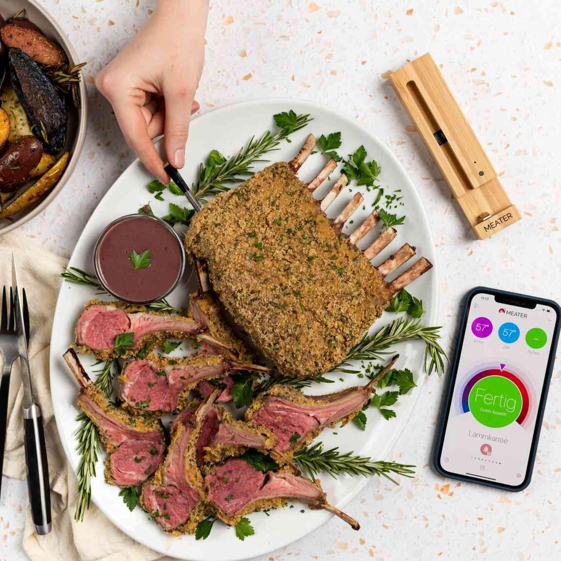 Meater Plus - Smartes Fleischthermometer - silber_Lifestyle_mini Tomahawk Steaks und Thermometer