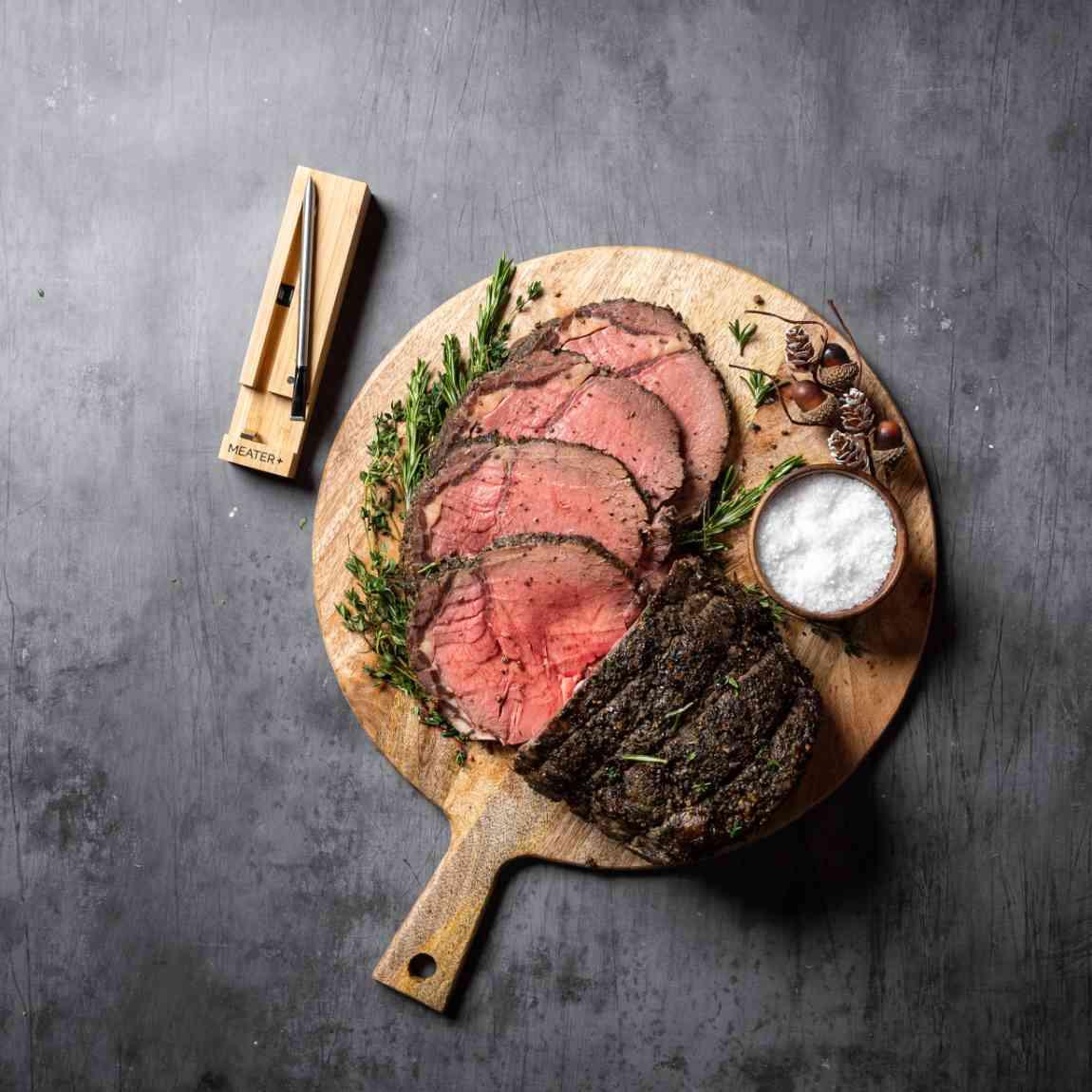Meater Plus - Smartes Fleischthermometer - silber_Lifestyle_Steakteller mit Soure Cream und Thermometer als Beilage