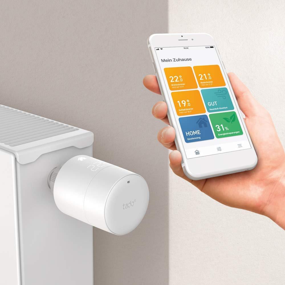 tado° Smartes Heizkörper-Thermostat Steuerung per iPhone in der Hand