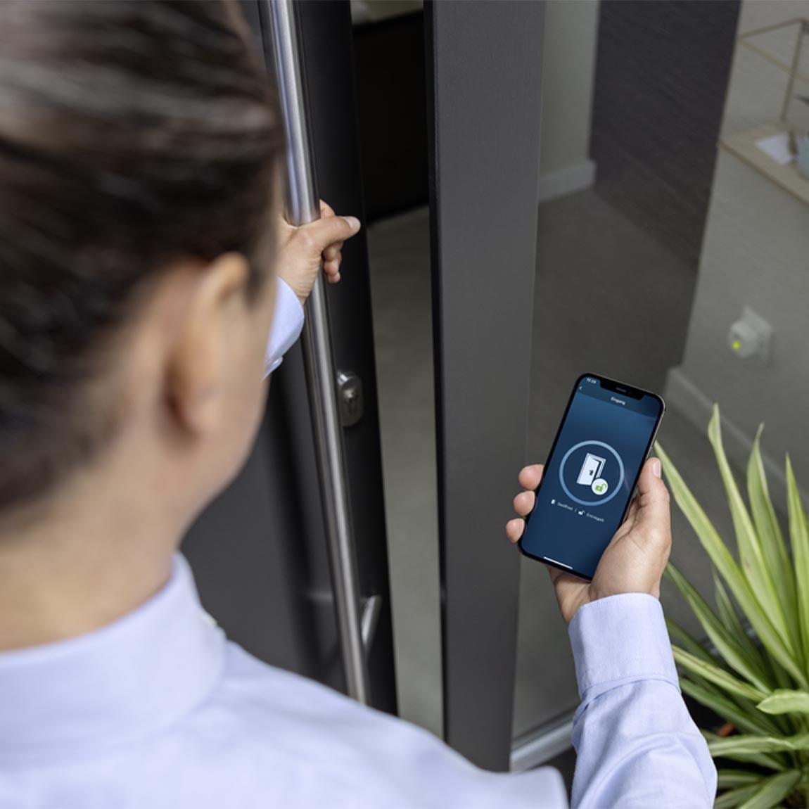 Bosch & Yale Linus Smart Lock - Lifestyle - Tür mit App