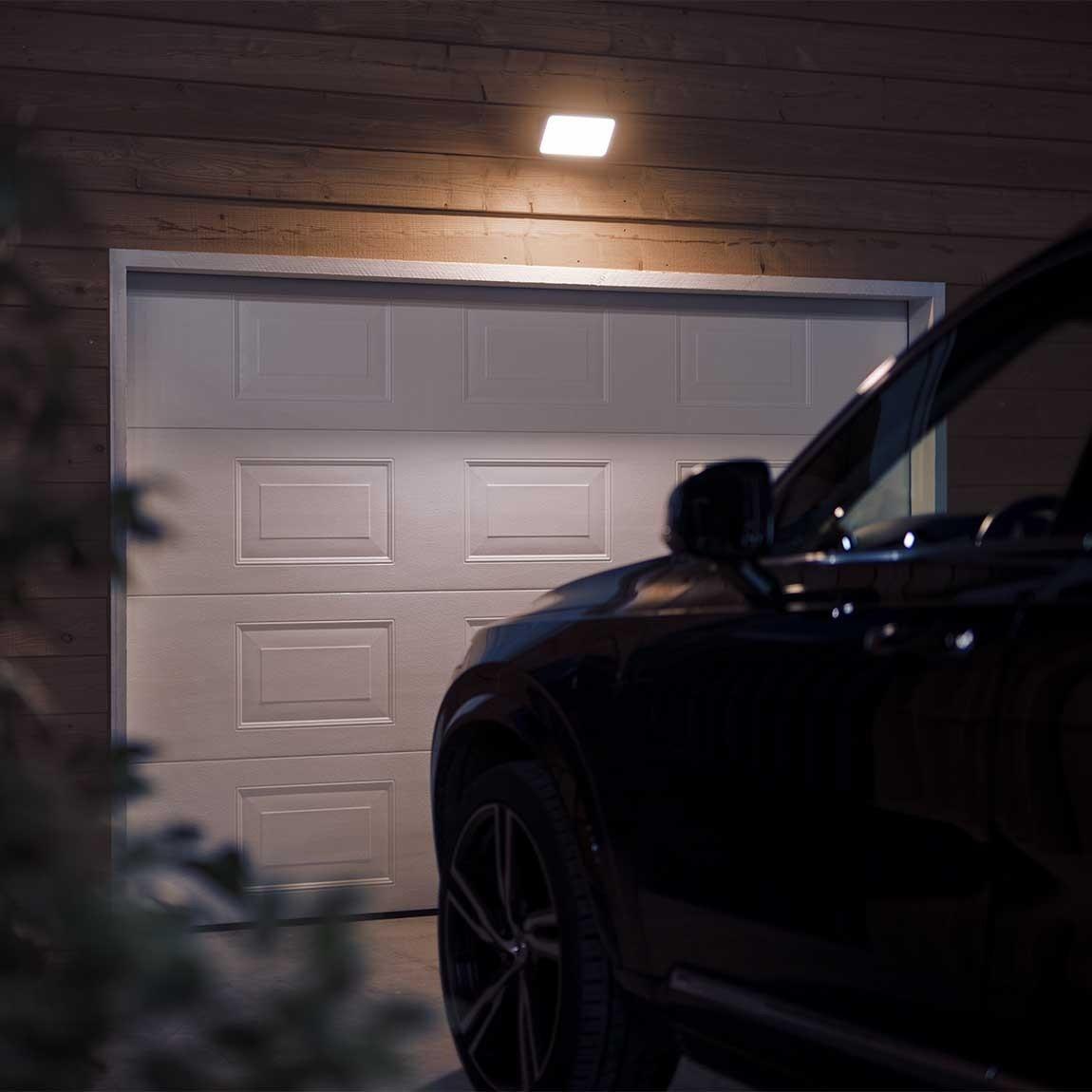 Philips Hue LED Flutlicht Discover draußen Auto