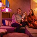 Philips Hue Wandschalter Modul 4er-Set Familie auf Sofa