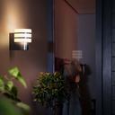 Philips Hue LED Wandleuchte Tuar - Weiß Außen vor der Vordertür bei Nacht