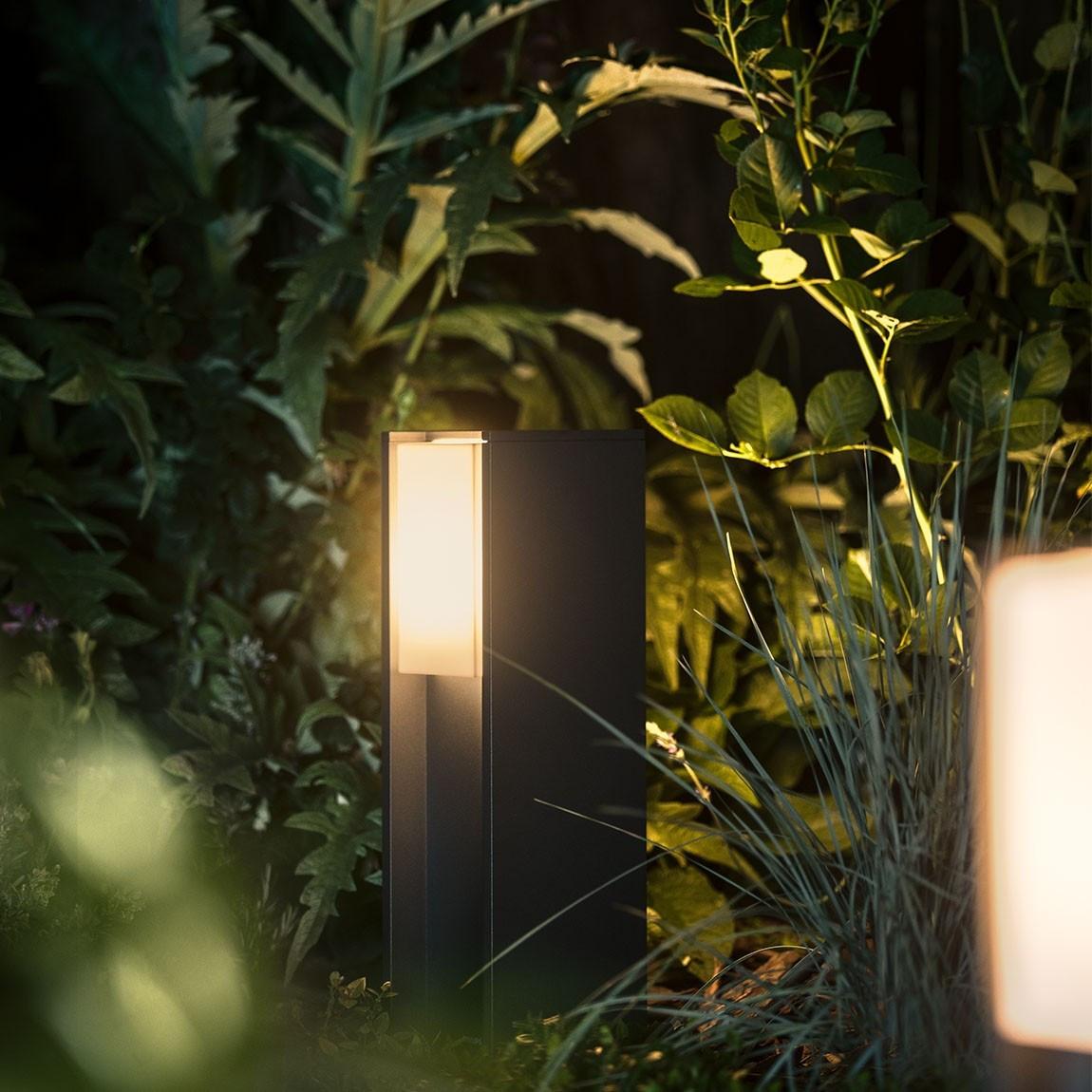 Philips Hue LED Sockenleuchte Turaco im Gartenbereich 