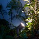 Philps Hue LED Spot Lily 3flg. 700lm Base Kit - Schwarz, im Garten bei Nacht