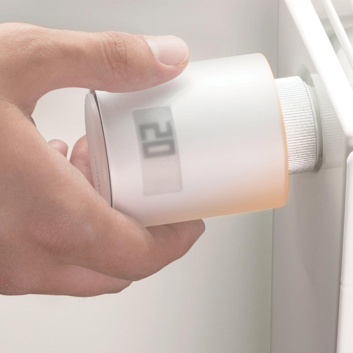 Netatmo Heizkörper-Thermostat an Heizung mit Hand