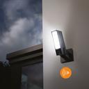 Netatmo Smarte Außenkamera mit Alarmsirene - Outdoor-Sicherheitskamera am Haus in der Nacht