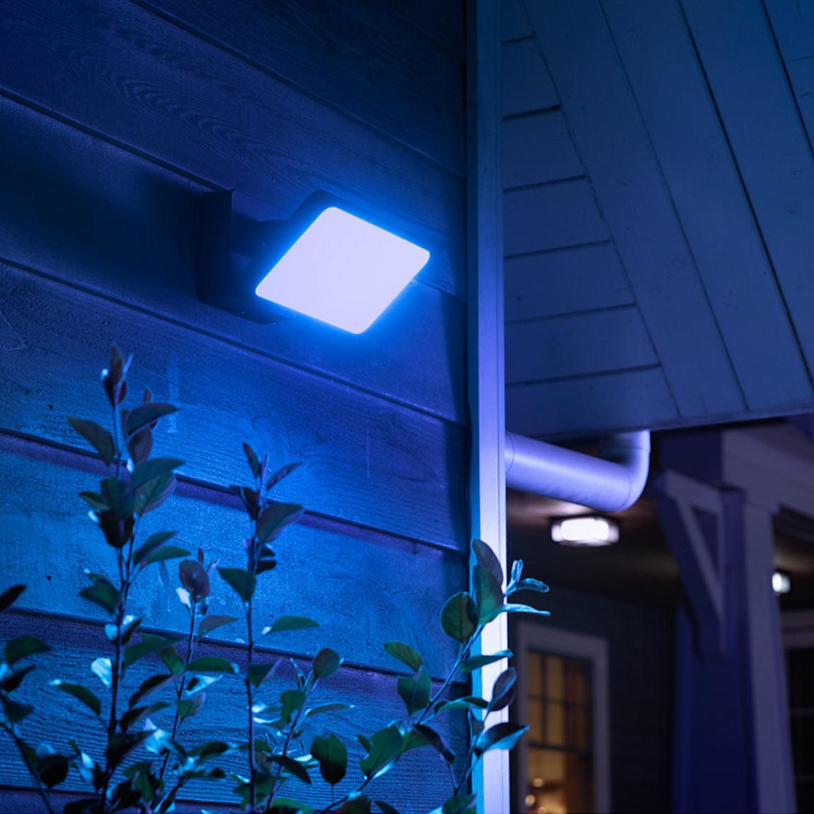 Philips Hue LED Flutlicht Discover blaues Licht vor dem Haus