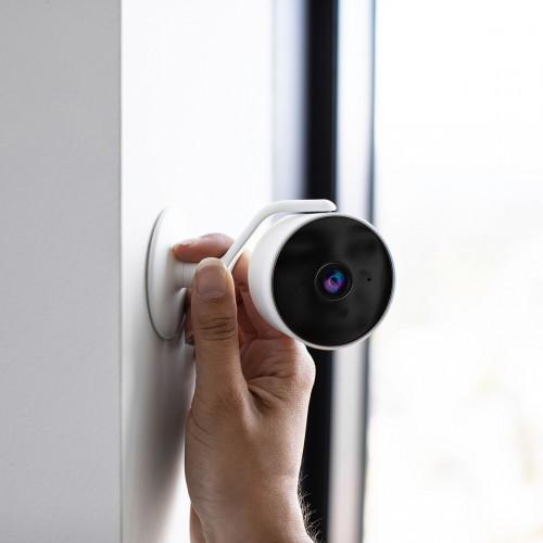 Hombli Smart Indoor Camera - an eine Wand gehalten