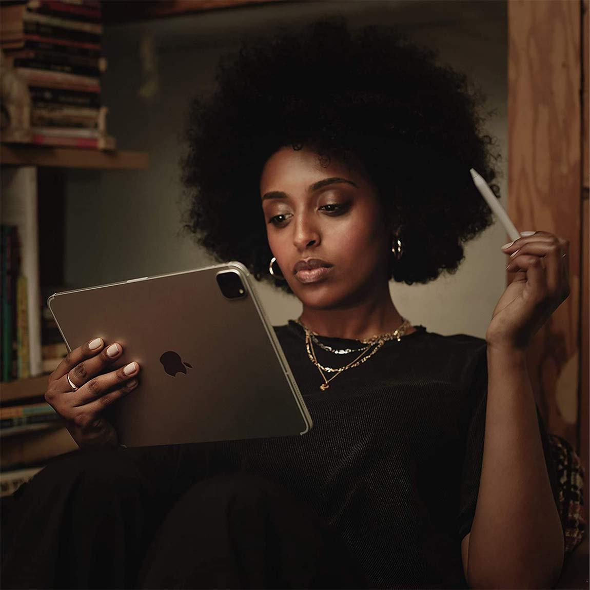 Apple iPad Pro 12,9" - Tablet, WLAN - Silber und 128 GB Frau mit Apple Pencil