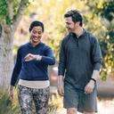 Fitbit Inspire 2 - Gesundheits- und Fitness-Tracker - schwarz und mondweiß Paar nach dem Joggen