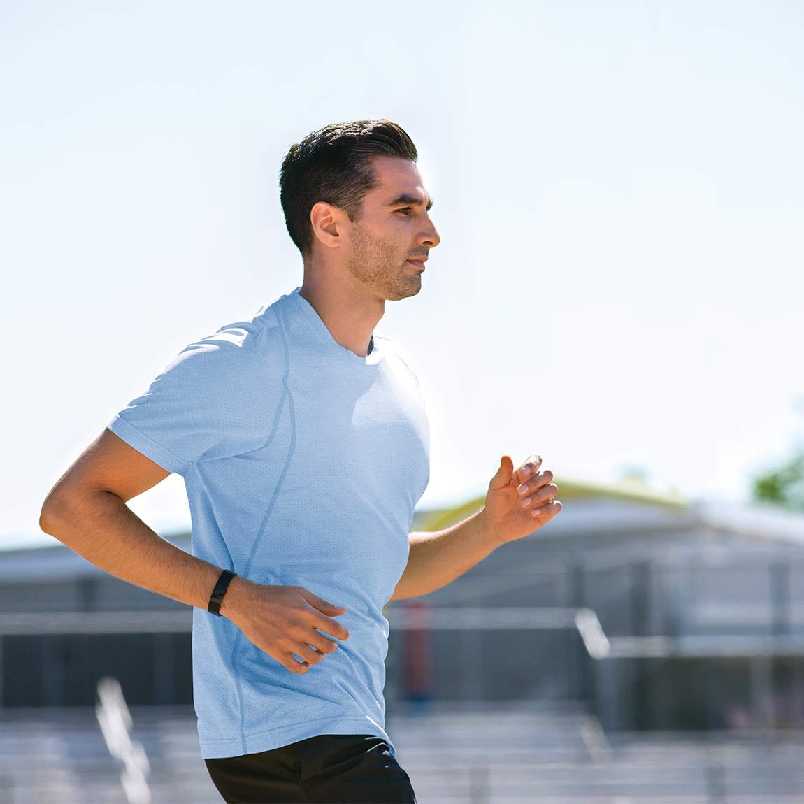 Fitbit Inspire 2 - Gesundheits- und Fitness-Tracker - schwarz Mann beim Joggen