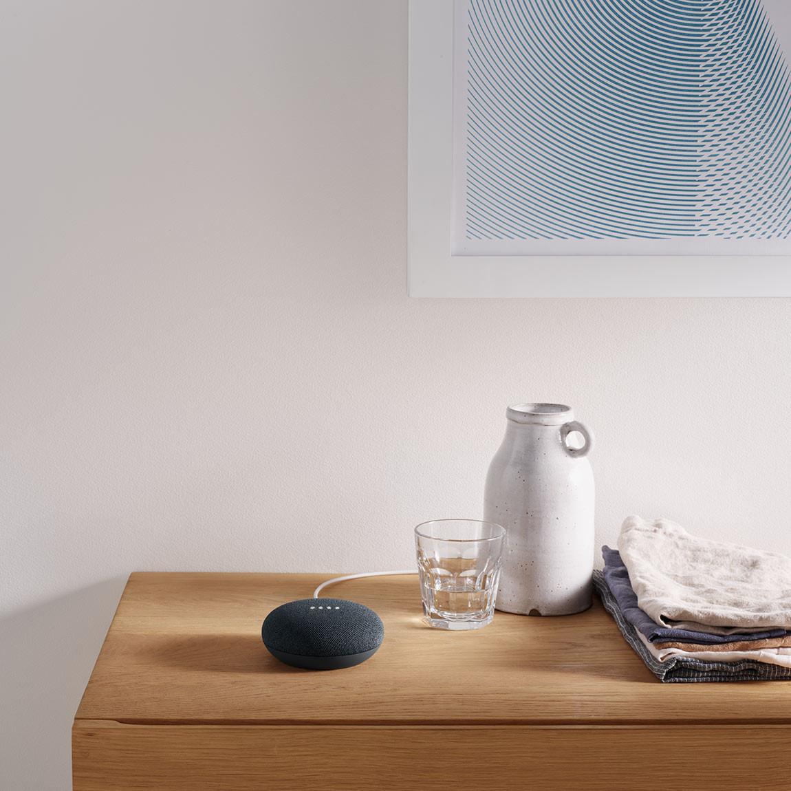 Google Nest Mini - Smarter Lautsprecher mit Sprachsteuerung Karbon auf Sideboard