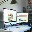 LaMetric Time smarte WLAN-Uhr in schwarz zeigt Instagramaktivitäten auf einem Schreibtisch an 