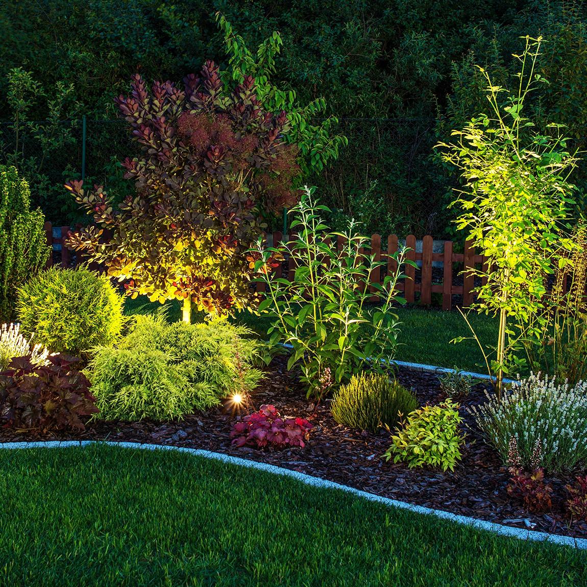 Ledvance SMART+ Garden Spot Wall & Spike RGBW WiFi 6er-Set_Lifestyle_Garten beleuchtet