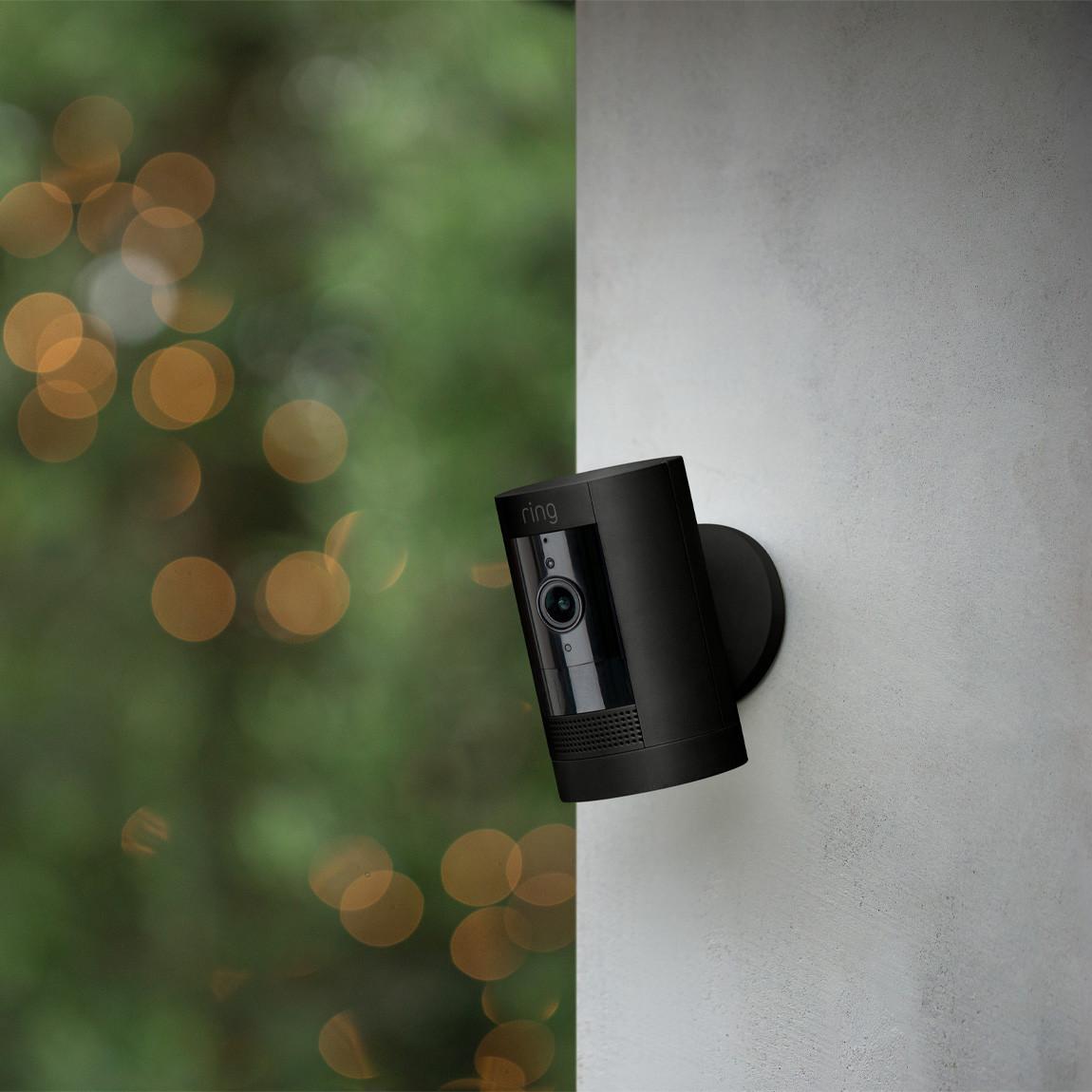 Ring Stick Up Cam Battery - HD-Kamera für den Innen- und Außenbereich - Lifestyle außen