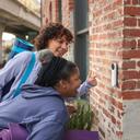 Google Nest Doorbell (mit Akku) Yogagruppe an der Tür