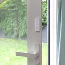 Netatmo smarte Tür- und Fenstersensoren auf offene Fenstertür befestigt 