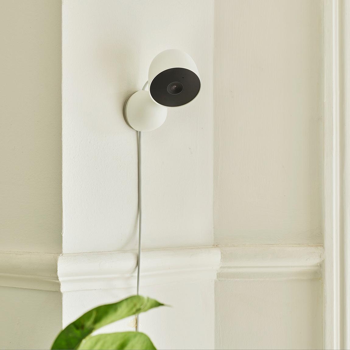 Google Nest Cam (mit Akku) + Google Nest Cam (Indoor mit Kabel) - Lifestyle - Nest Cam indoor an Wand
