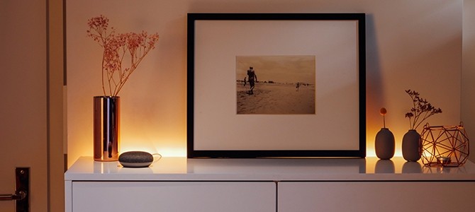 Smartes Licht indirekt hinter Bilderrahmen auf Kommode mit Goolge Home Mini