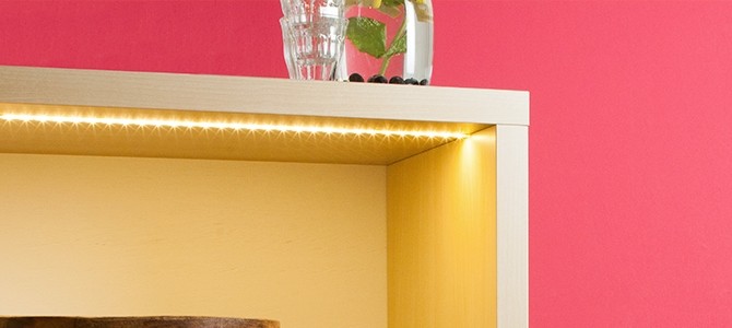 Smartes Licht indirekt in Regal