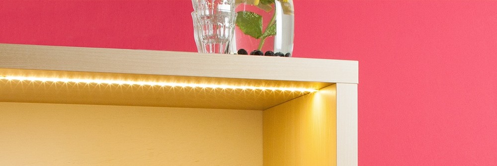 Smartes Licht indirekt in Regal