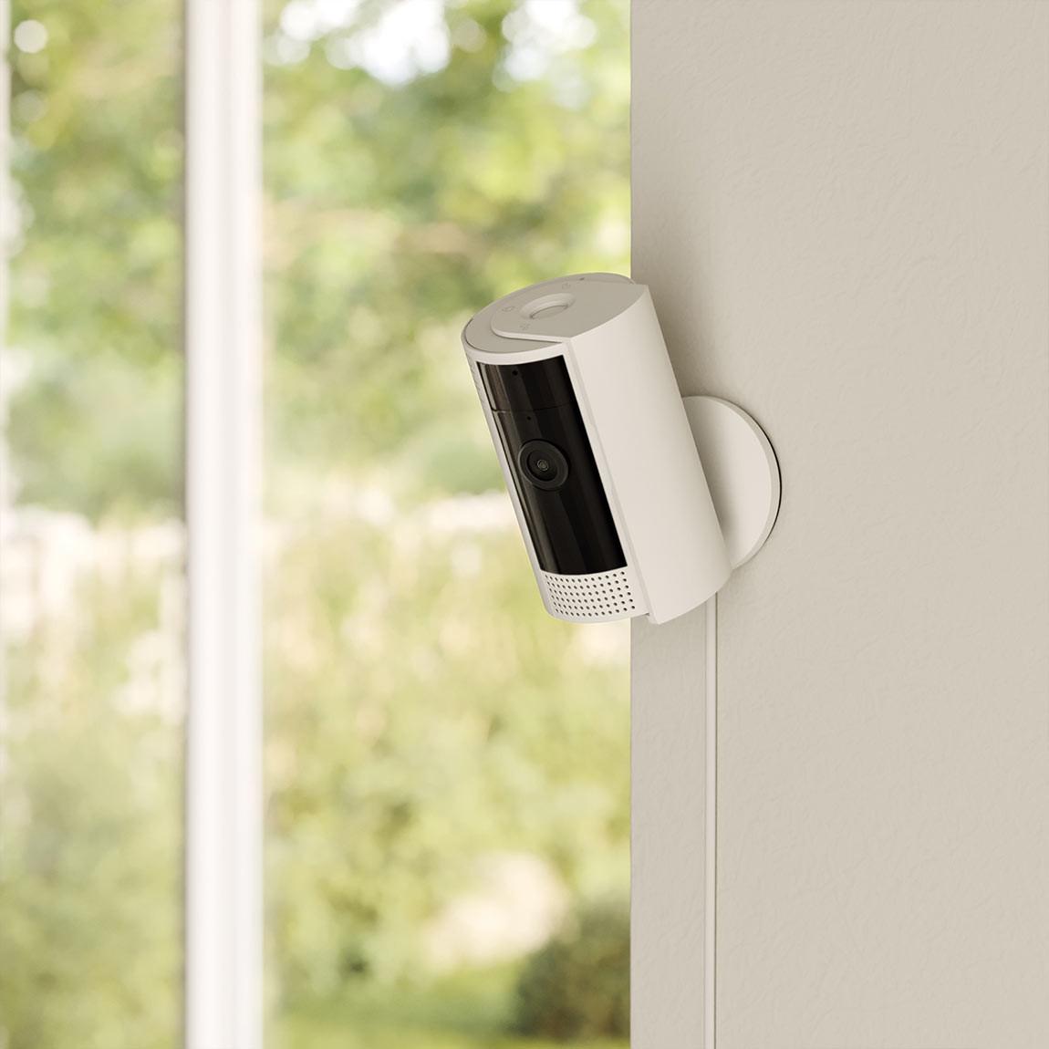 Ring Alarm 2.0 Sicherheitssystem - Komplett-Set + Ring Indoor Cam (2nd Gen)_Lifestyle